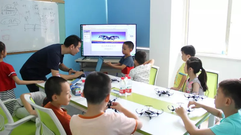 【活動(dòng)回顧】無(wú)人機(jī)與機(jī)器人體驗(yàn) 用科技點(diǎn)亮未來(lái)工程師夢(mèng)想